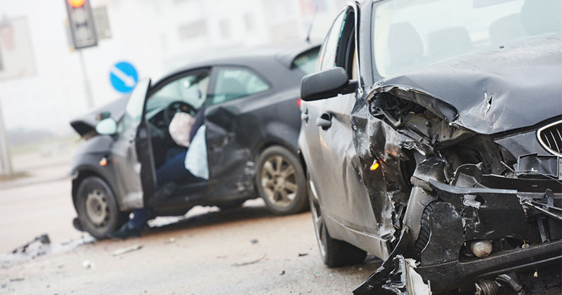 Verkehrsrecht Mülheim, Oberhausen & Düsseldorf 2 durch Zusammenstoß beschädigte Autos